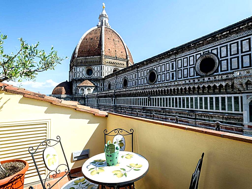 Palazzo Gamba Apartments al Duomo: 3-bedroom apartment with Dome Dome, Baptistery and Campanile view
