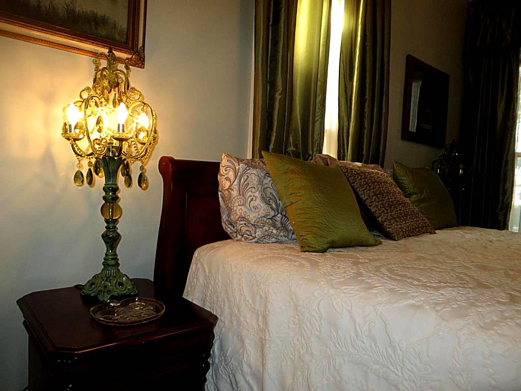 Historic Sion Bass Guest House: Double Room with Private Bathroom