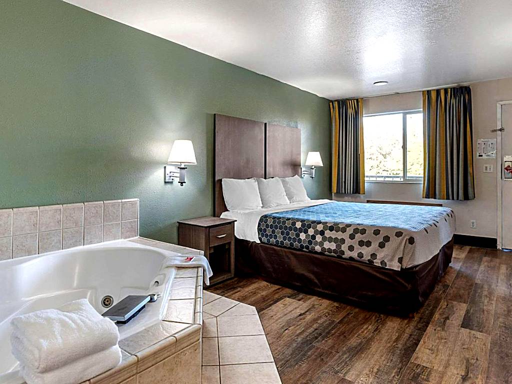 Econo Lodge Portland Airport: King Suite with Spa Whirlpool