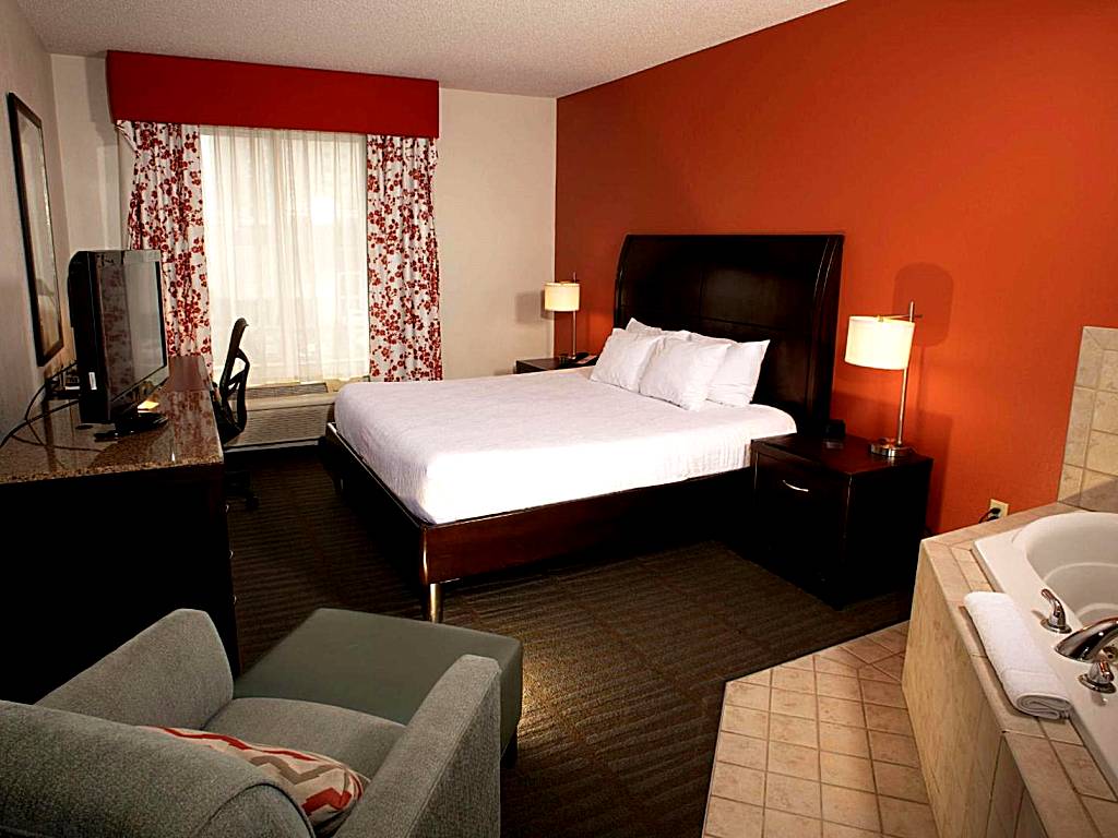 Hilton Garden Inn Springfield: King Room with Whirlpool