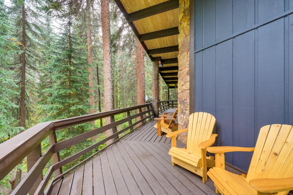 Mid-Century Cabin Creekside, Easy Access to i-70