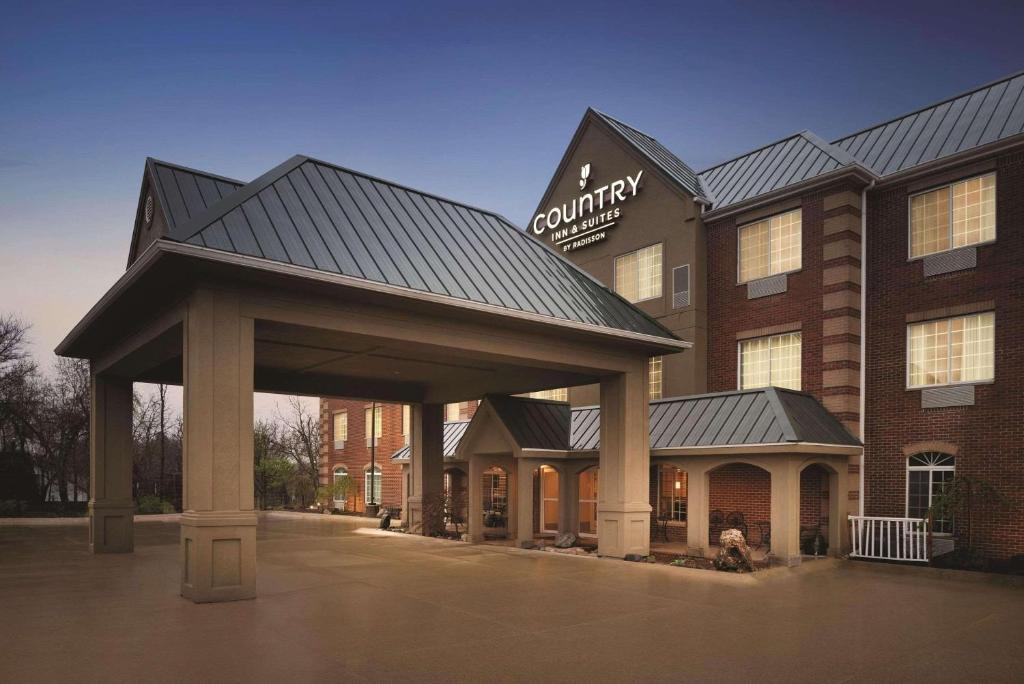 Country Inn & Suites by Radisson, Valparaiso, IN