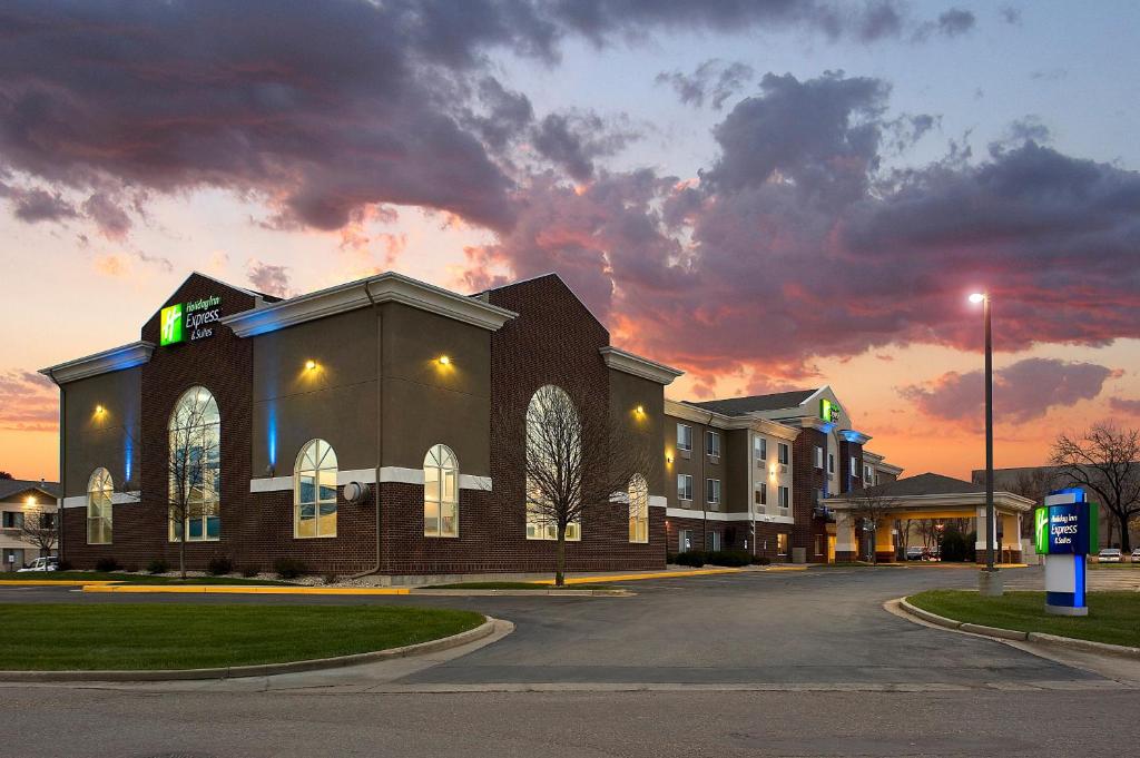 Holiday Inn Express Hotel & Suites Brookings, an IHG Hotel