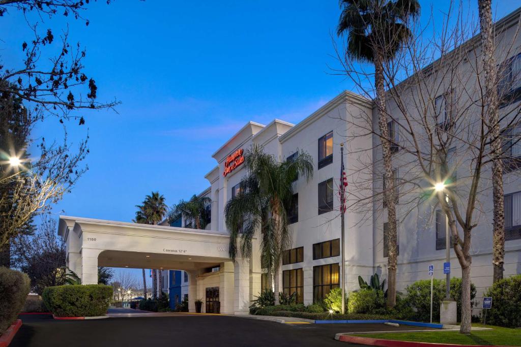 Hampton Inn & Suites Tulare