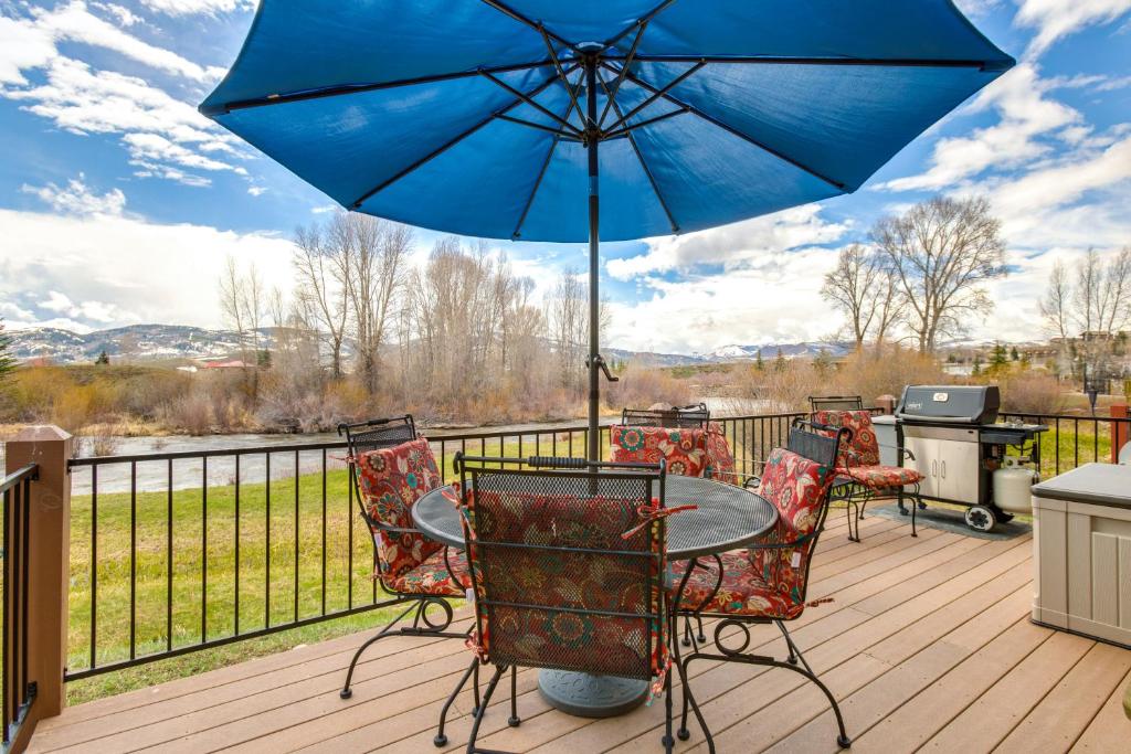 Granby Cabin on Fraser River Near Trails and Lakes!