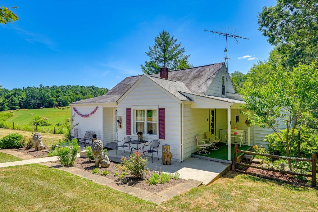 Family Fancy Gap Cottage with Deck - Pets Welcome!